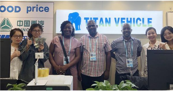 Canton Fair Zimbabwe Customers Pay Drop Side Doors Trailer Deposit on Site